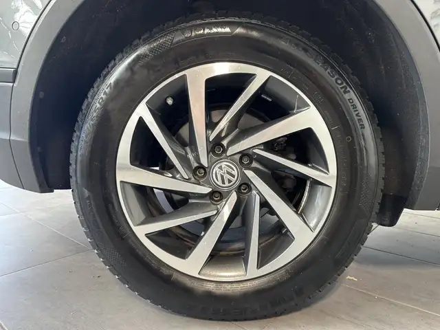 Volkswagen Tiguan view 3
