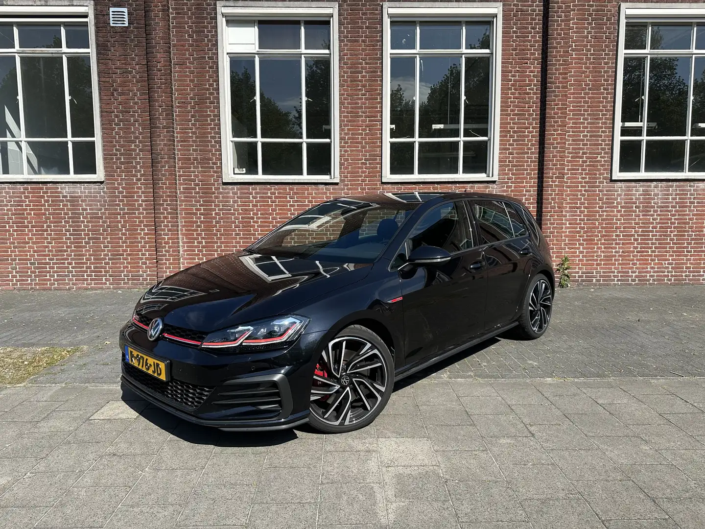 Volkswagen Golf GTI 2.0 TSI  DSG Performance 300PK - 1