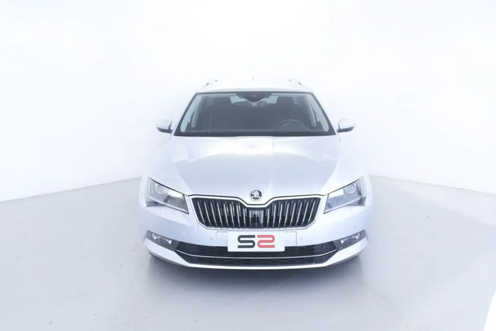 Skoda Superb 2.0 TDI 190 CV SCR DSG 4x4 Wagon Executive Stříbrná - 2