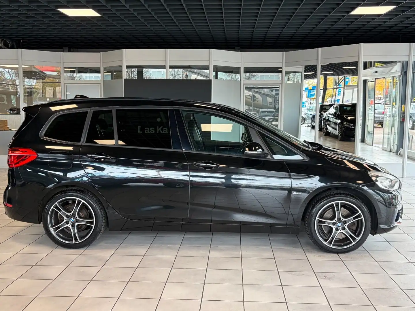 BMW 220 Sport Line ·Pano·HuD· 7 Sitzer Schwarz - 2