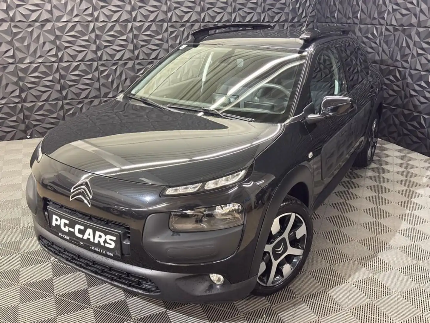 Citroen C4 Cactus 1.2 e-VTi Shine Schwarz - 1