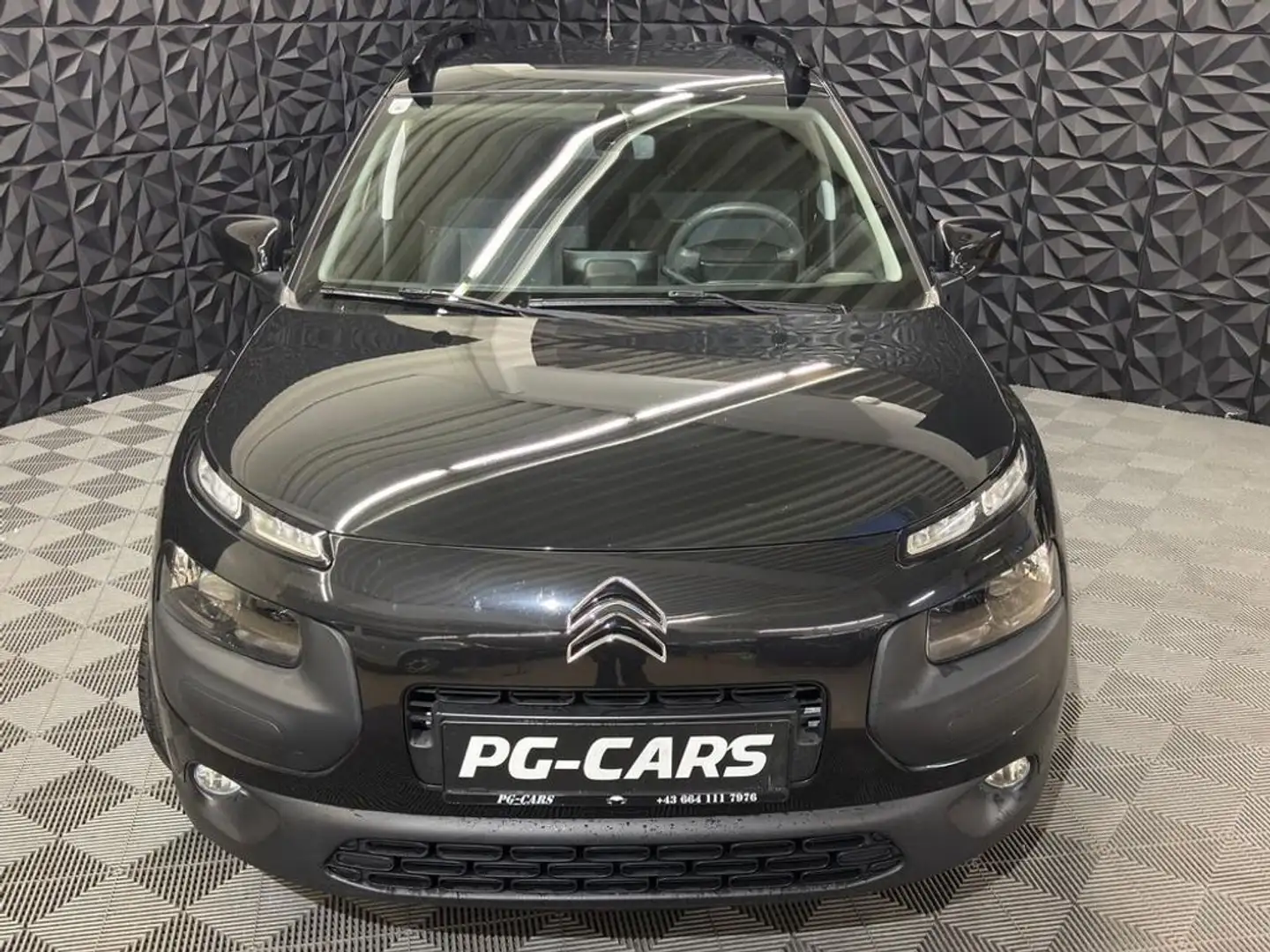 Citroen C4 Cactus 1.2 e-VTi Shine Schwarz - 2