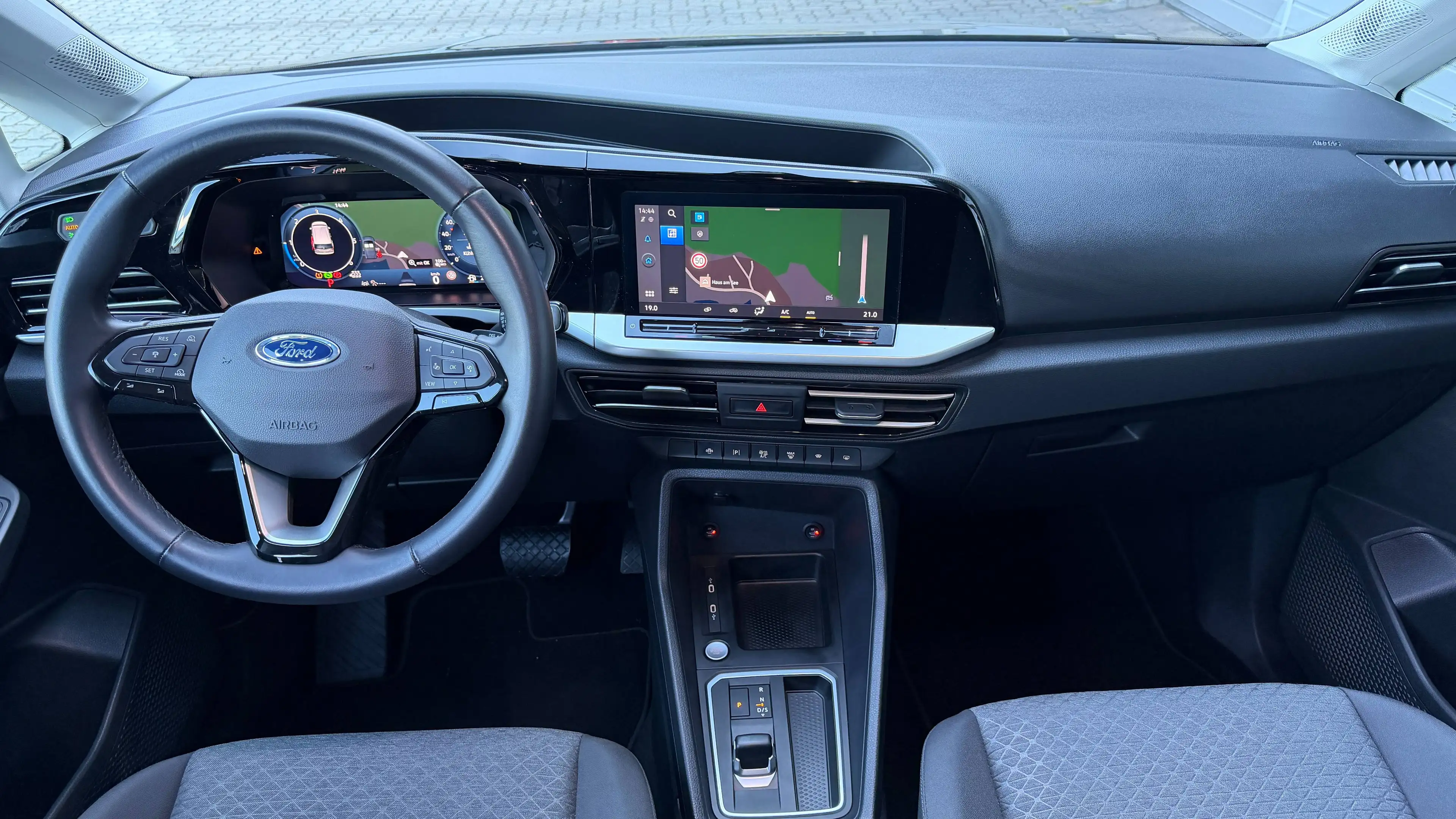 Ford Tourneo Connect Titanium — photo 9