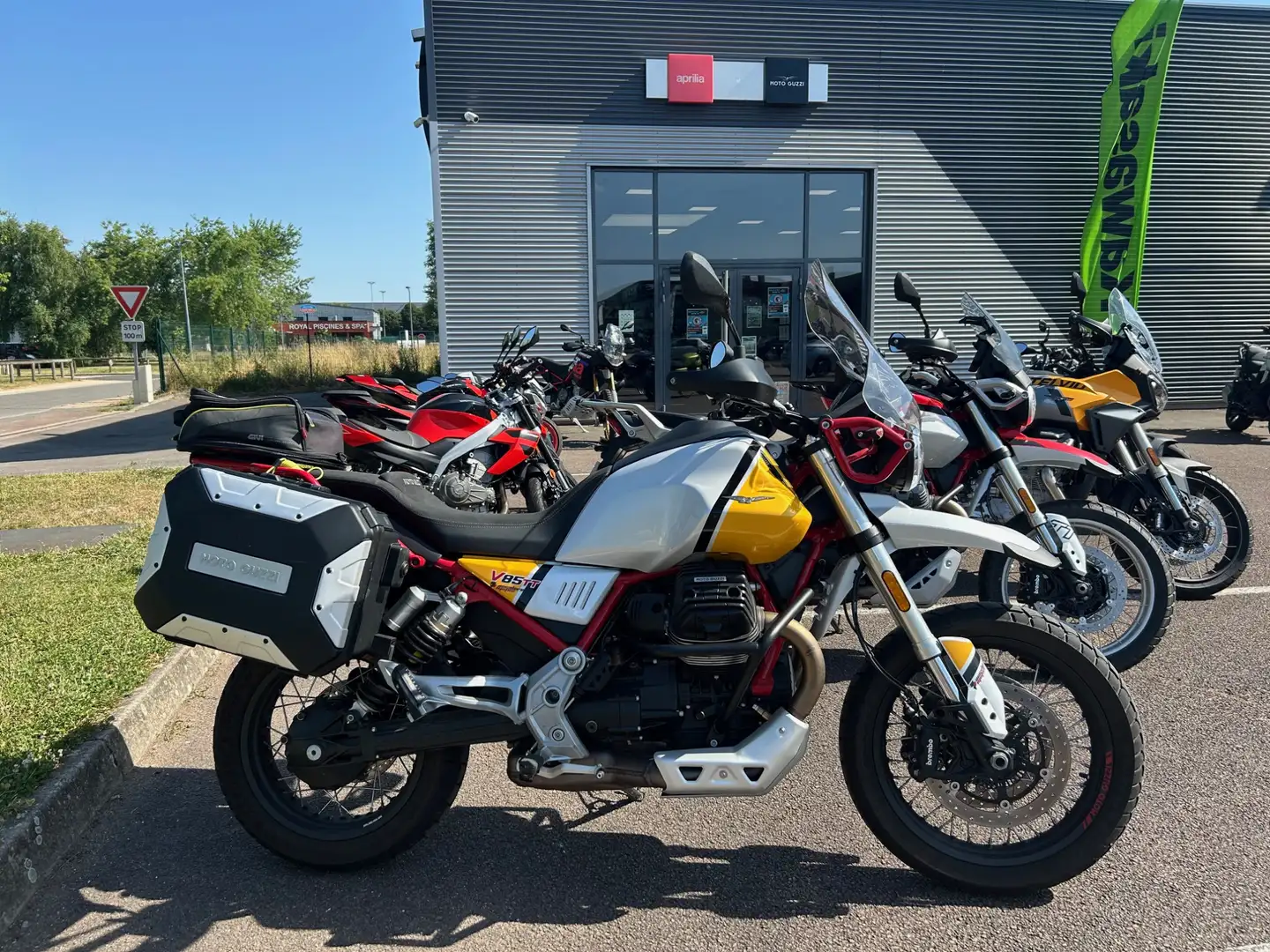 Moto Guzzi V 85 TT Jaune - 1