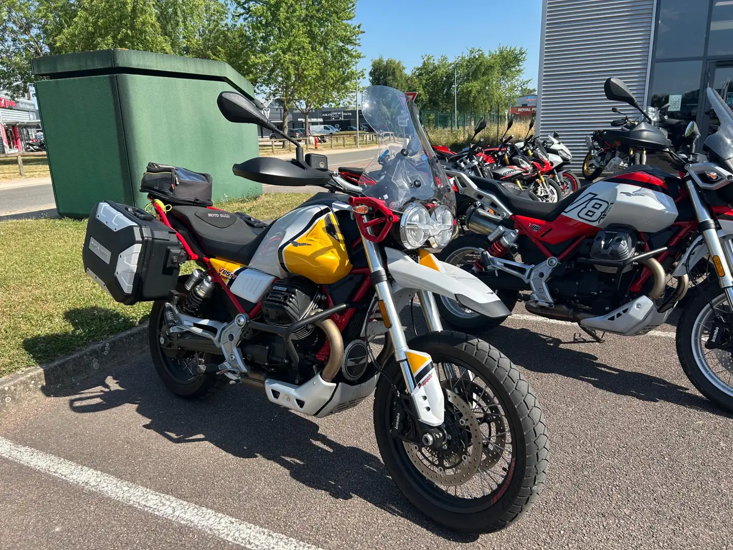 Moto Guzzi V 85 TT Jaune - 2