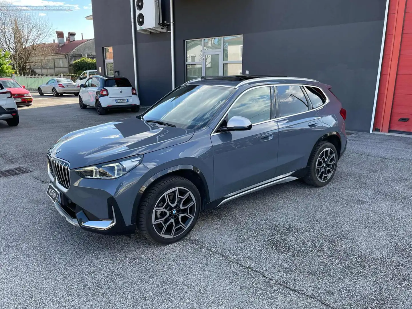 BMW X1 sDrive 18d xLine Grau - 2