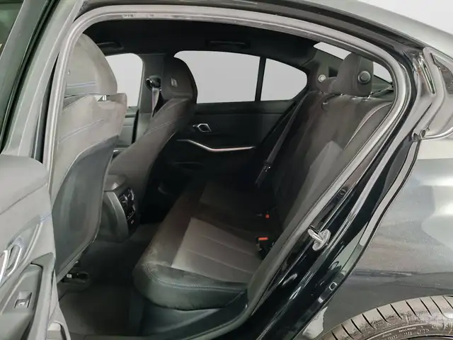 BMW 3 Series view 9