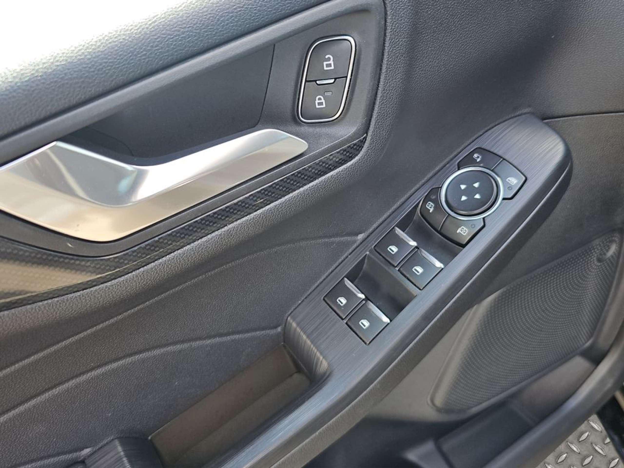 Fahrzeugabbildung Ford Kuga 2.0 EcoBlue Hybrid ST-LINE - mit KI generiert/bearbeitet