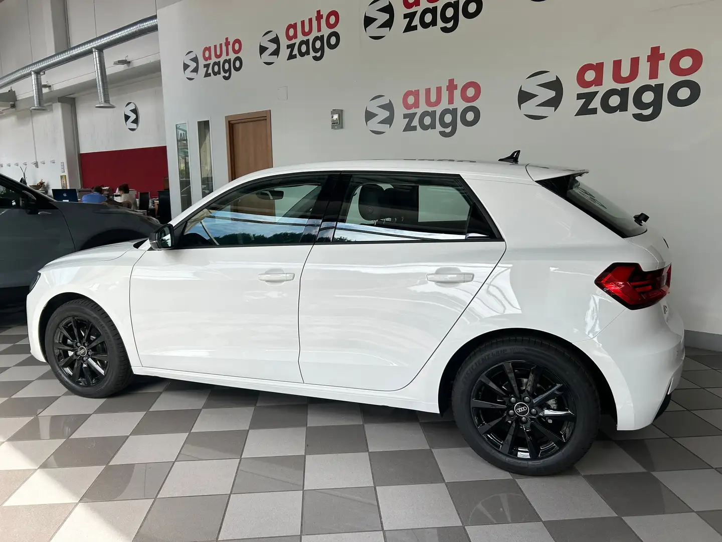 Audi A1 Sportback 30 1.0 tfsi  S-tronic Admired Advanced Weiß - 2