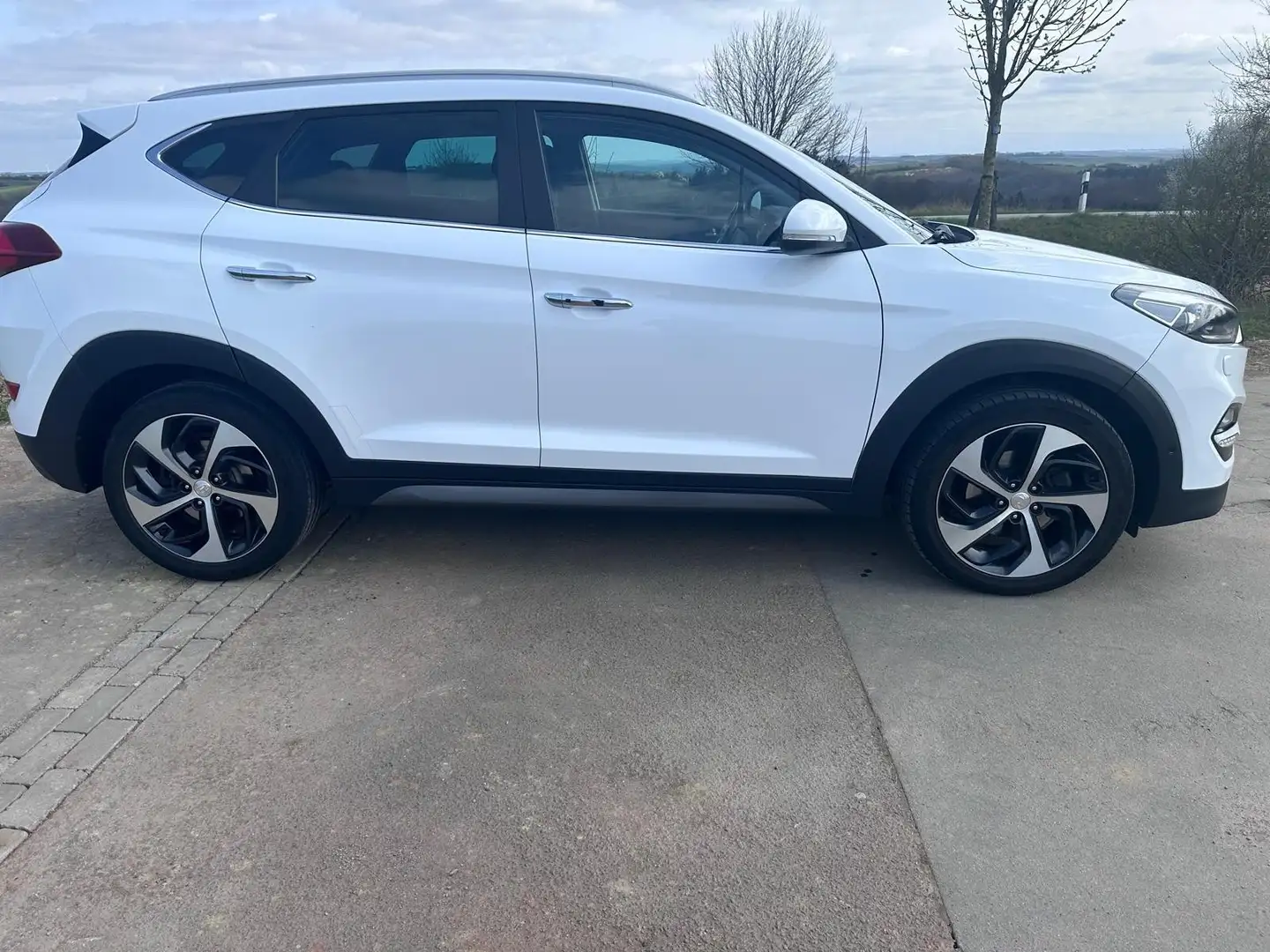 Hyundai TUCSON 2.0 CRDi 4WD Automatik Advantage - 2