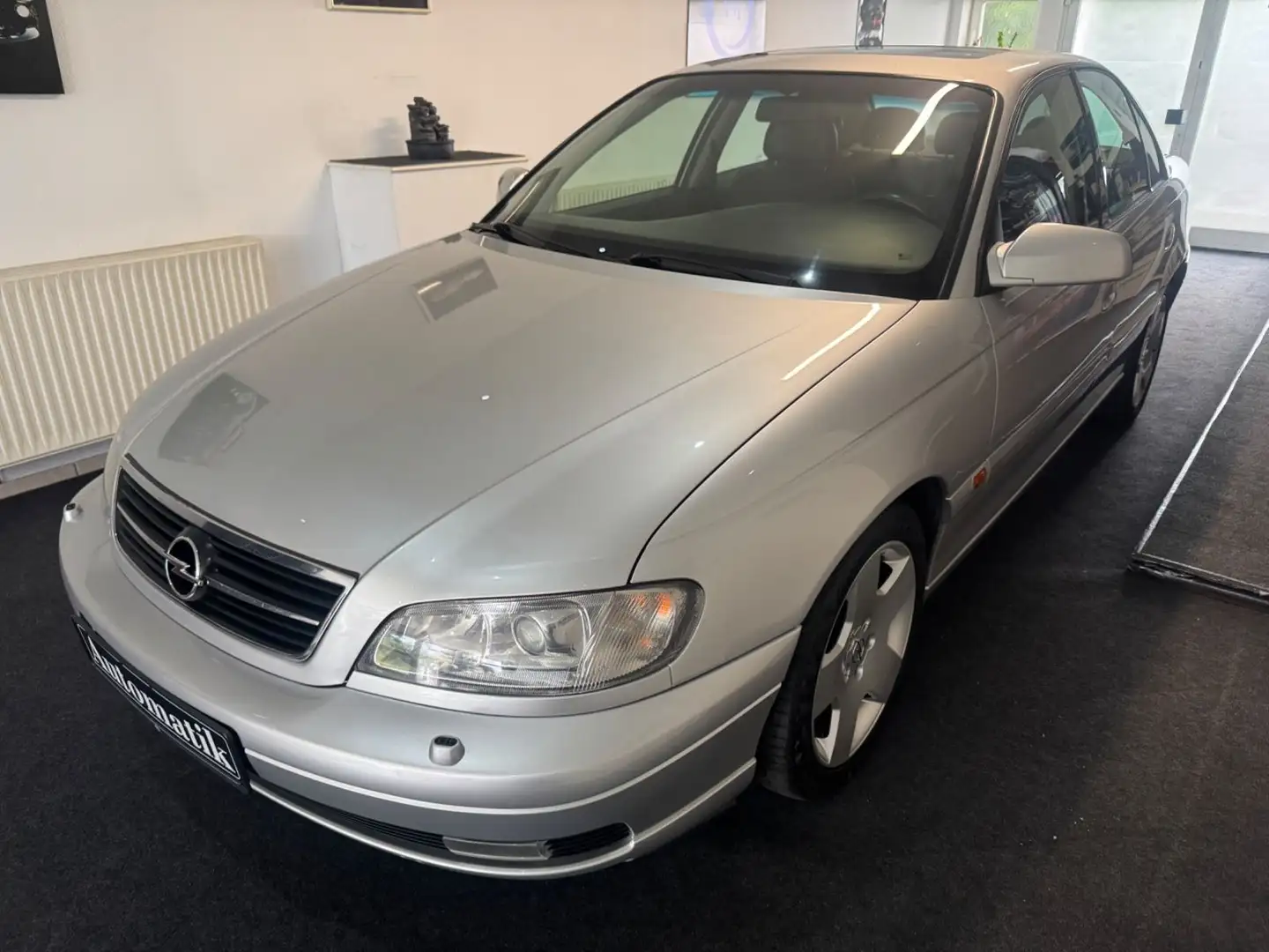 Opel Omega 3.0 V6 Edition Automatik Garagenfahrzeug Plateado - 1