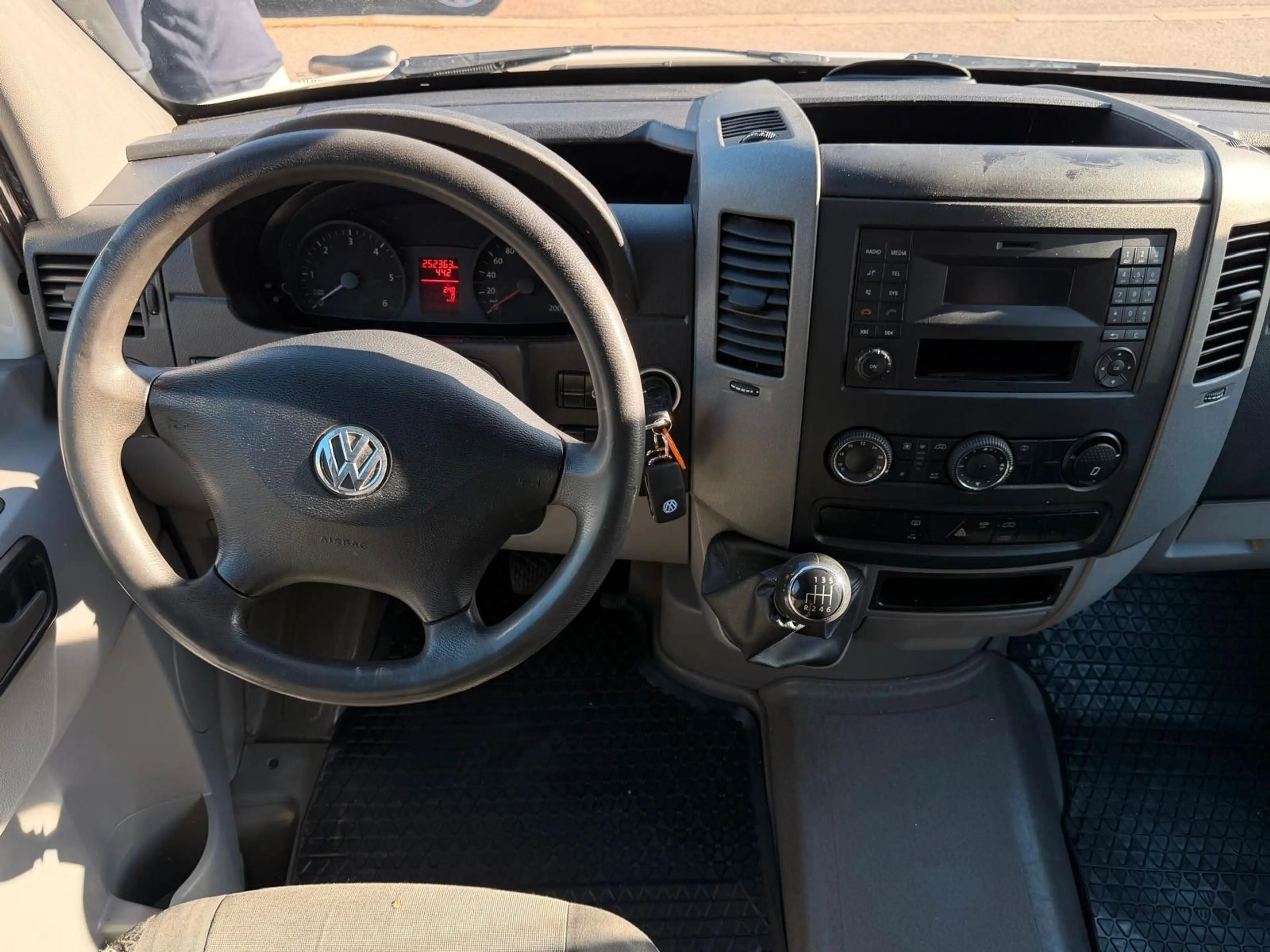 Volkswagen Crafter 6-sitzer 35 L3H2 lang rollstuhl klima — photo 11