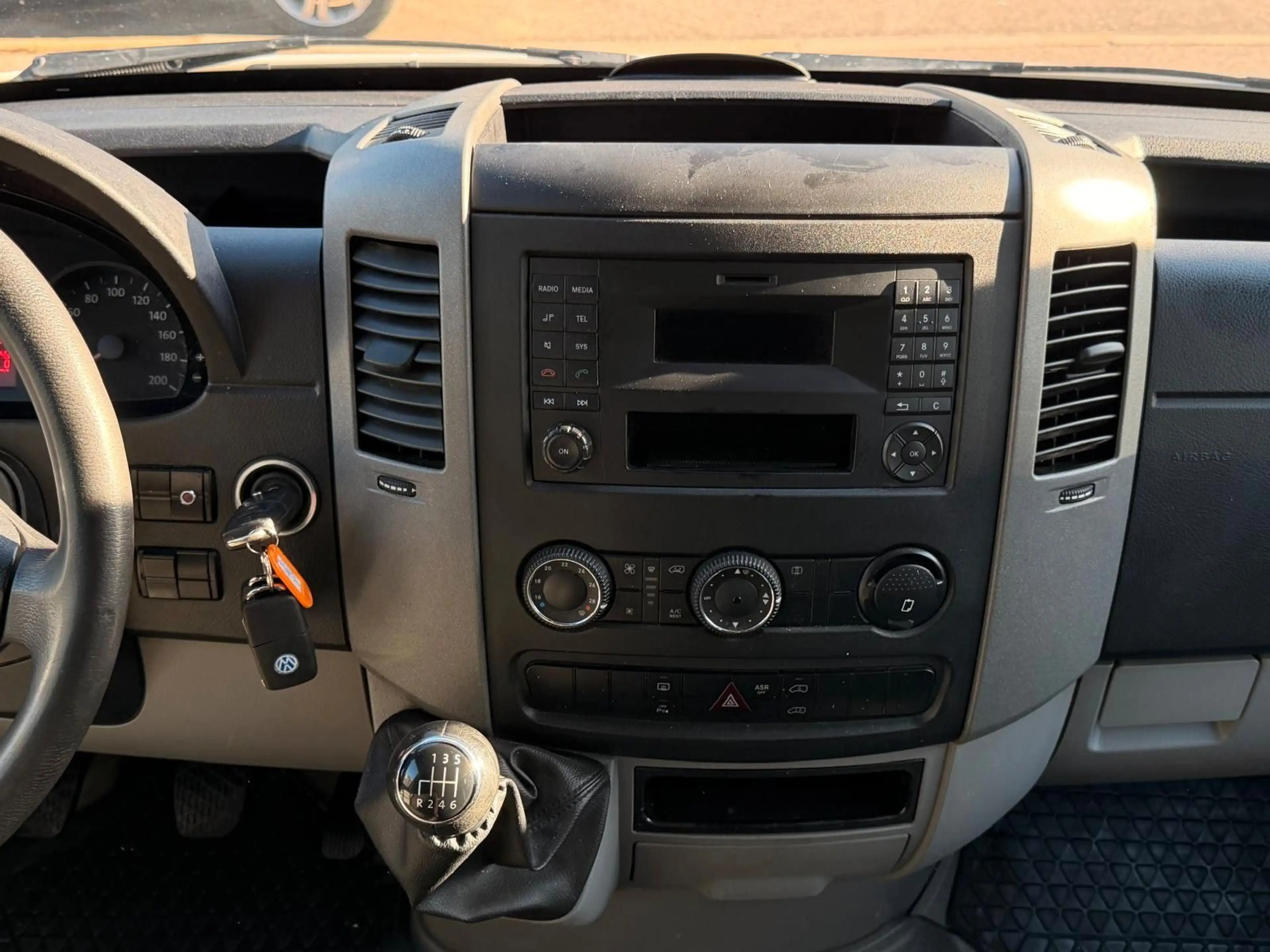 Volkswagen Crafter 6-sitzer 35 L3H2 lang rollstuhl klima — photo 12