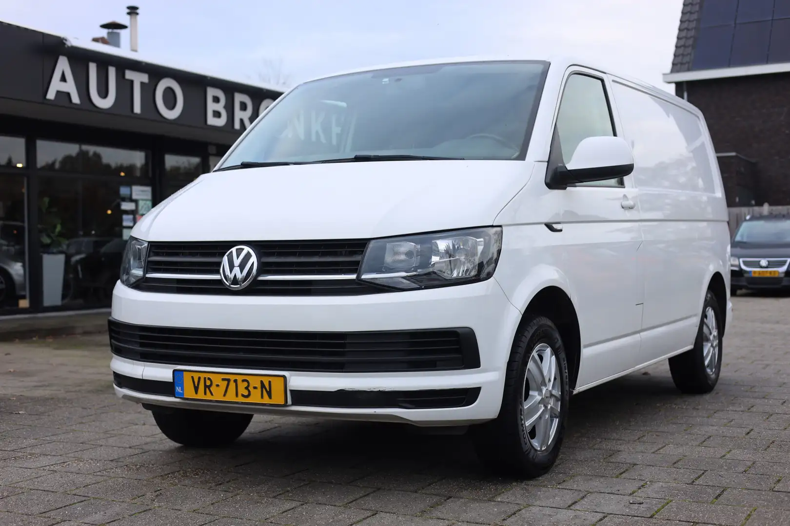 Volkswagen T6 Transporter 2.0 TDI L1H1 AIRCO | NAVI | CARPLAY | TREKHAAK Wit - 1