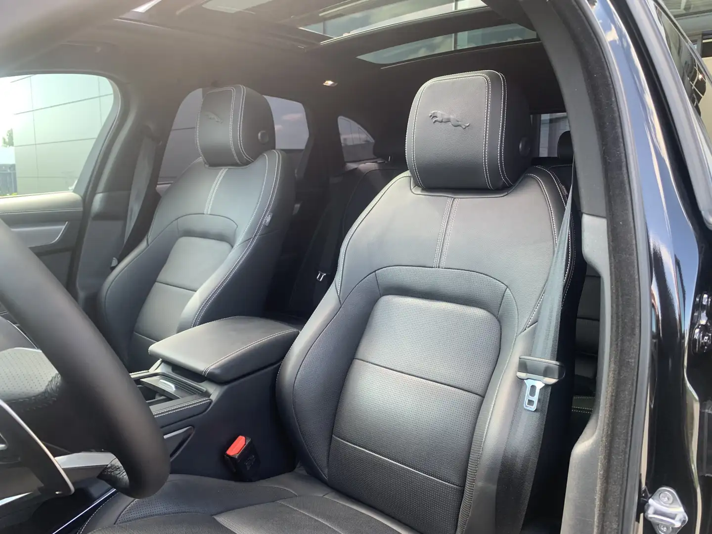 Jaguar F-Pace 2.0 P400e PHEV R-Dynamic SE Panorama Dak | 20"Lm v Zwart - 2