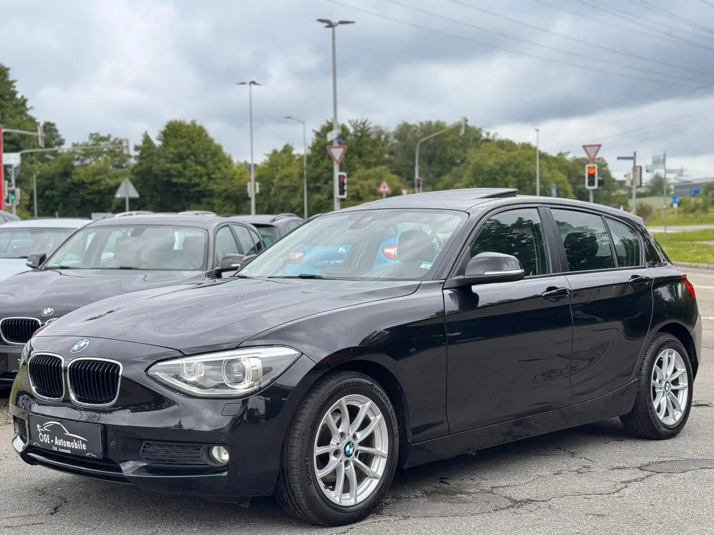 BMW 118 d 1er Lim. Automatik/Navi/LED/Keyless/SHD/PDC Schwarz - 2