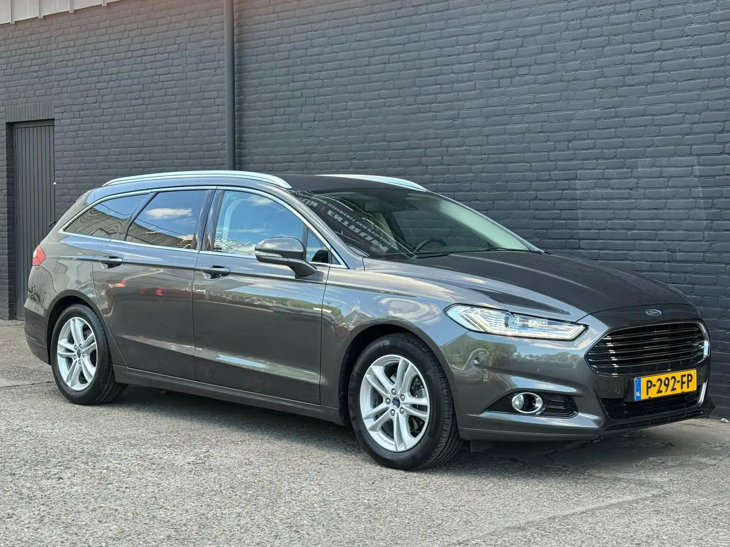 Ford Mondeo Wagon 1.5 Titanium NAVI | CAMERA | LEDER | 1STE EI Grijs - 1
