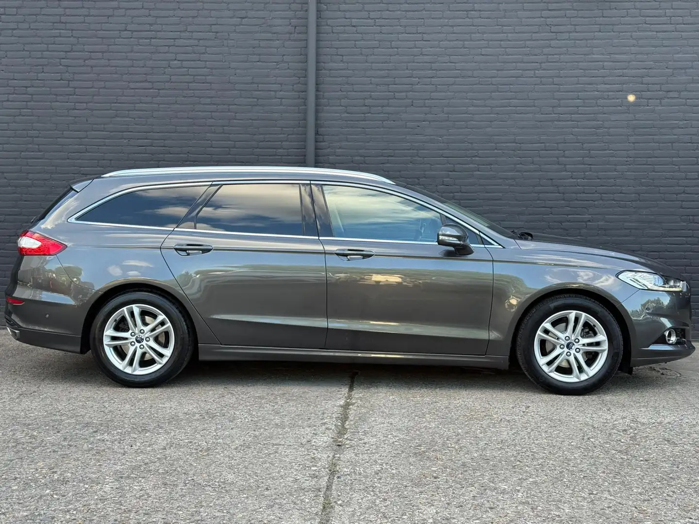 Ford Mondeo Wagon 1.5 Titanium NAVI | CAMERA | LEDER | 1STE EI Grijs - 2