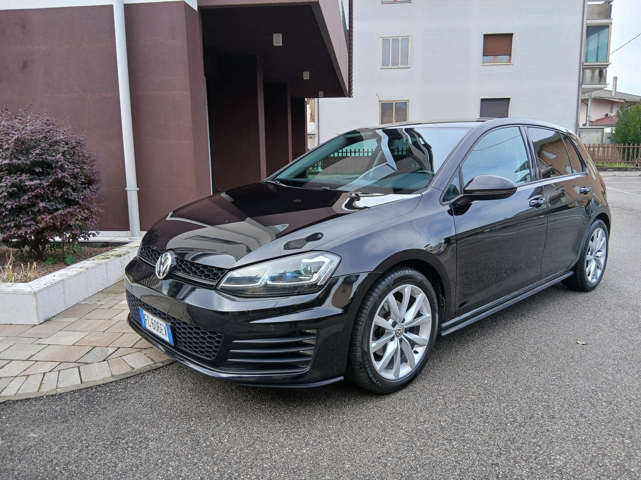 Volkswagen Golf 1.6 Tdi Executive DSG con LED tua a € 199 mese