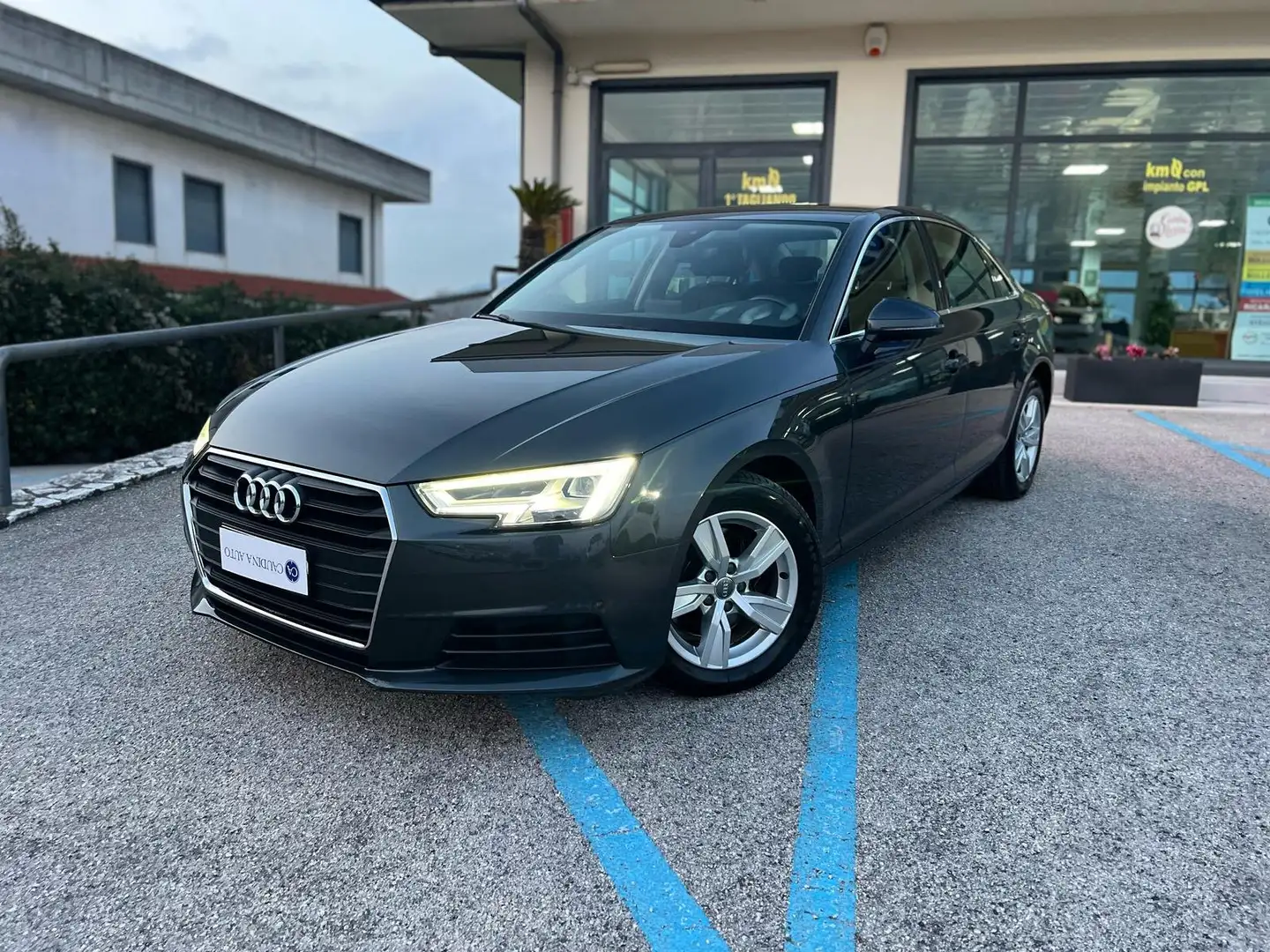 Audi A4 A4 30 2.0 tdi Sport 122cv s-tronic Gris - 1