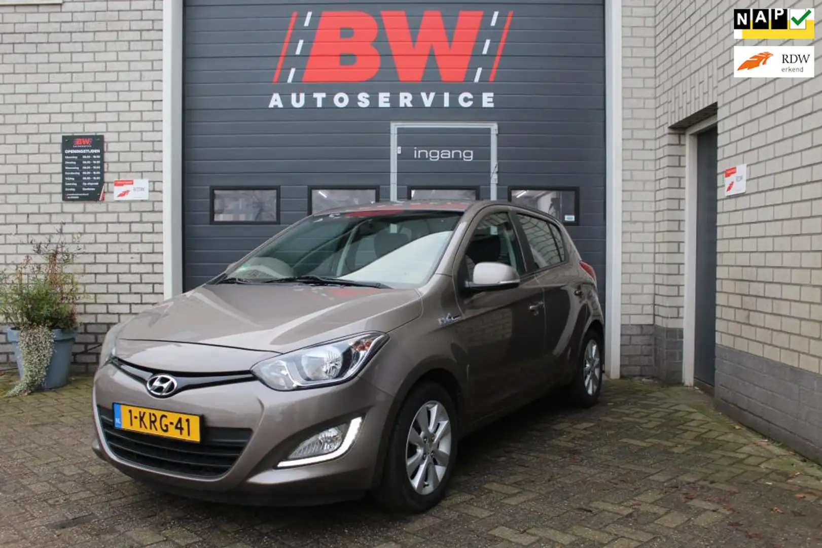 Hyundai i20 1.2i i-Deal Bruin - 1