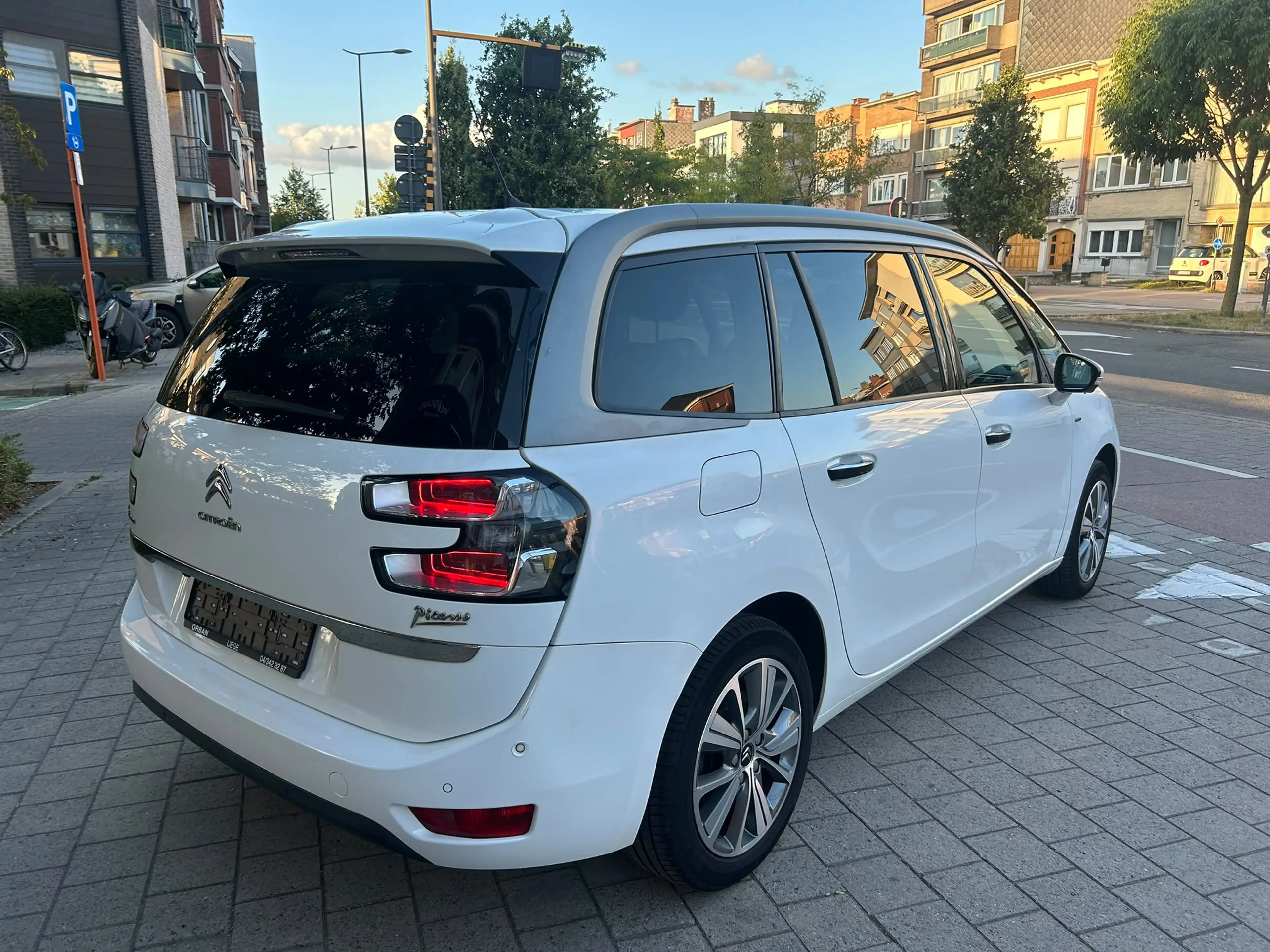 Citroen Grand C4 Picasso 1.6HDi Exclusives SIÈGES MASSANTS,CLIM,GPS,CAMÉRA,RADARS… — photo 4