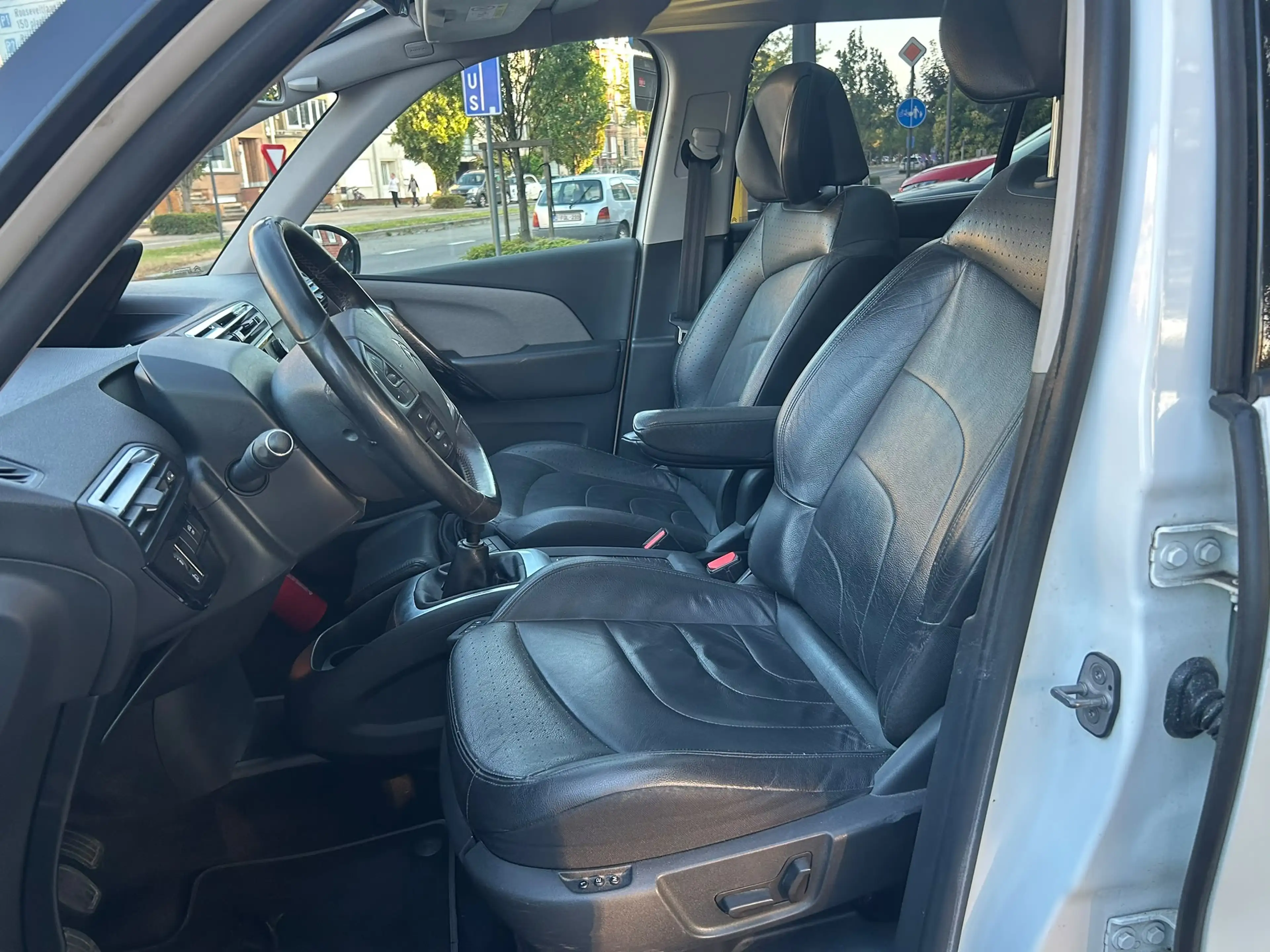 Citroen Grand C4 Picasso 1.6HDi Exclusives SIÈGES MASSANTS,CLIM,GPS,CAMÉRA,RADARS… — photo 5