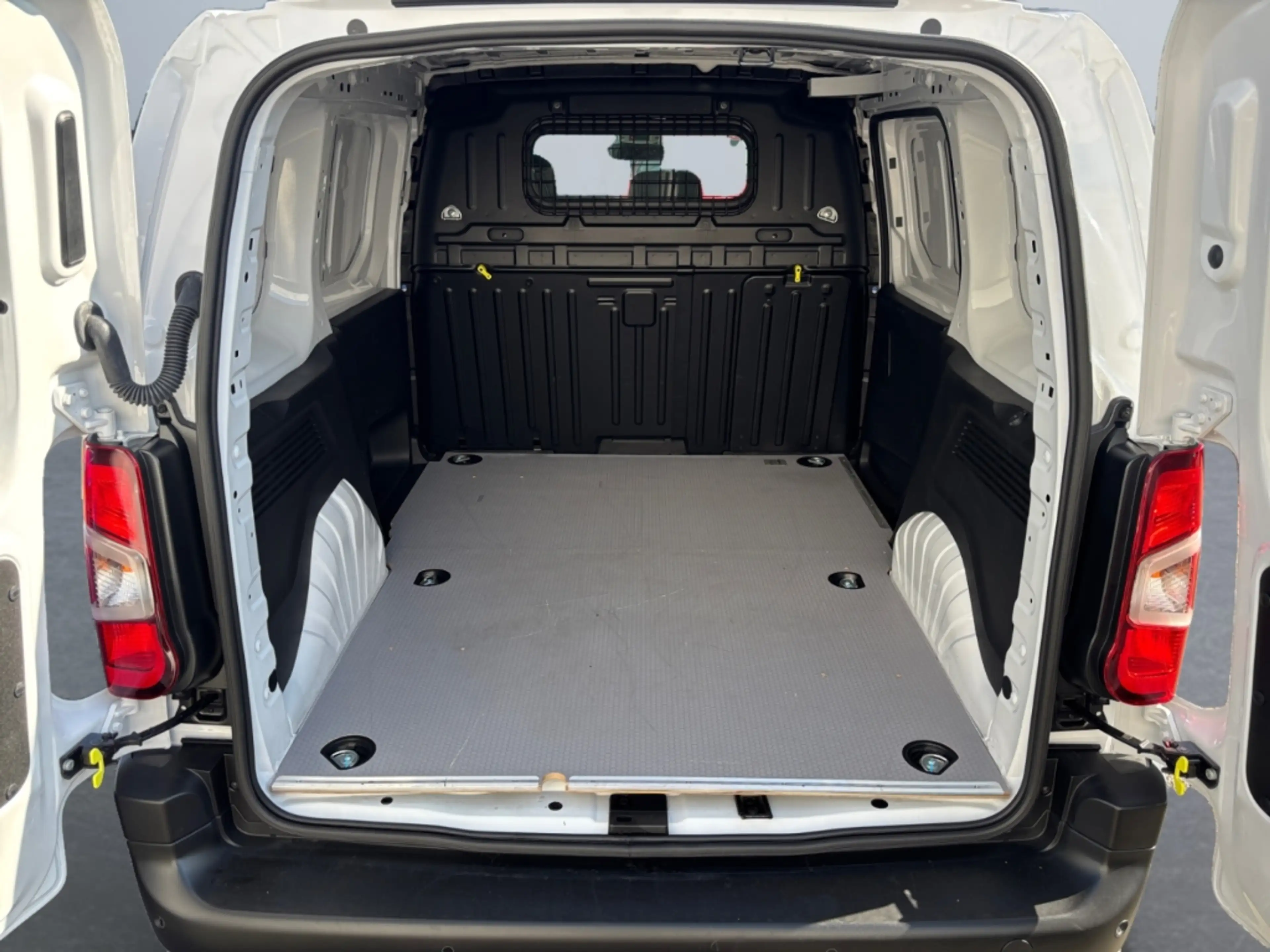 Toyota Proace City 1,2 l P, 110 PS 6MT 4 Türen, 3 Sitze M — photo 13