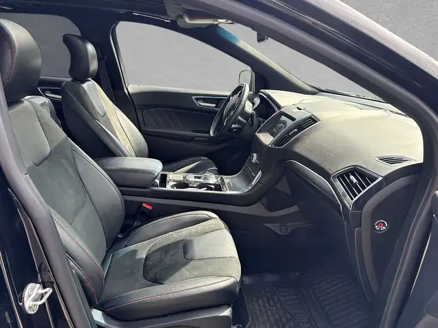 Ford Edge view 3