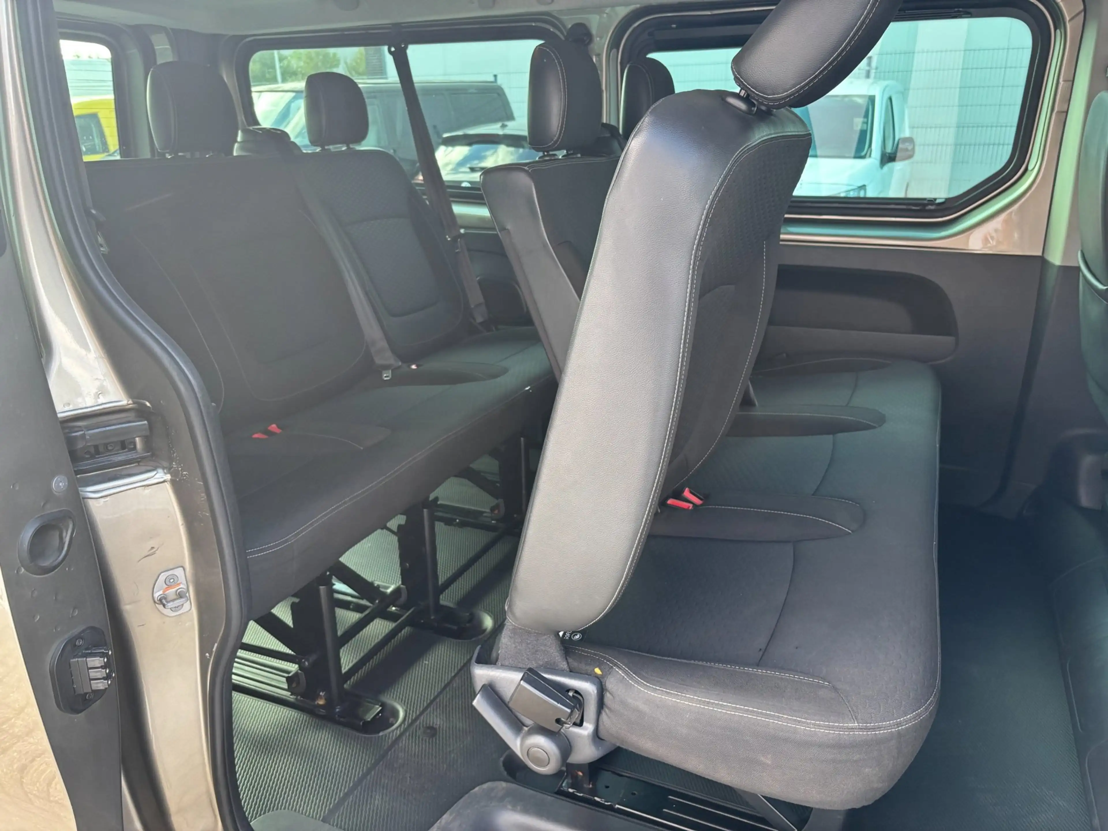 Opel Vivaro Combi 1.6 CDTI L2H1 BiTurbo ecoFLEX — photo 8