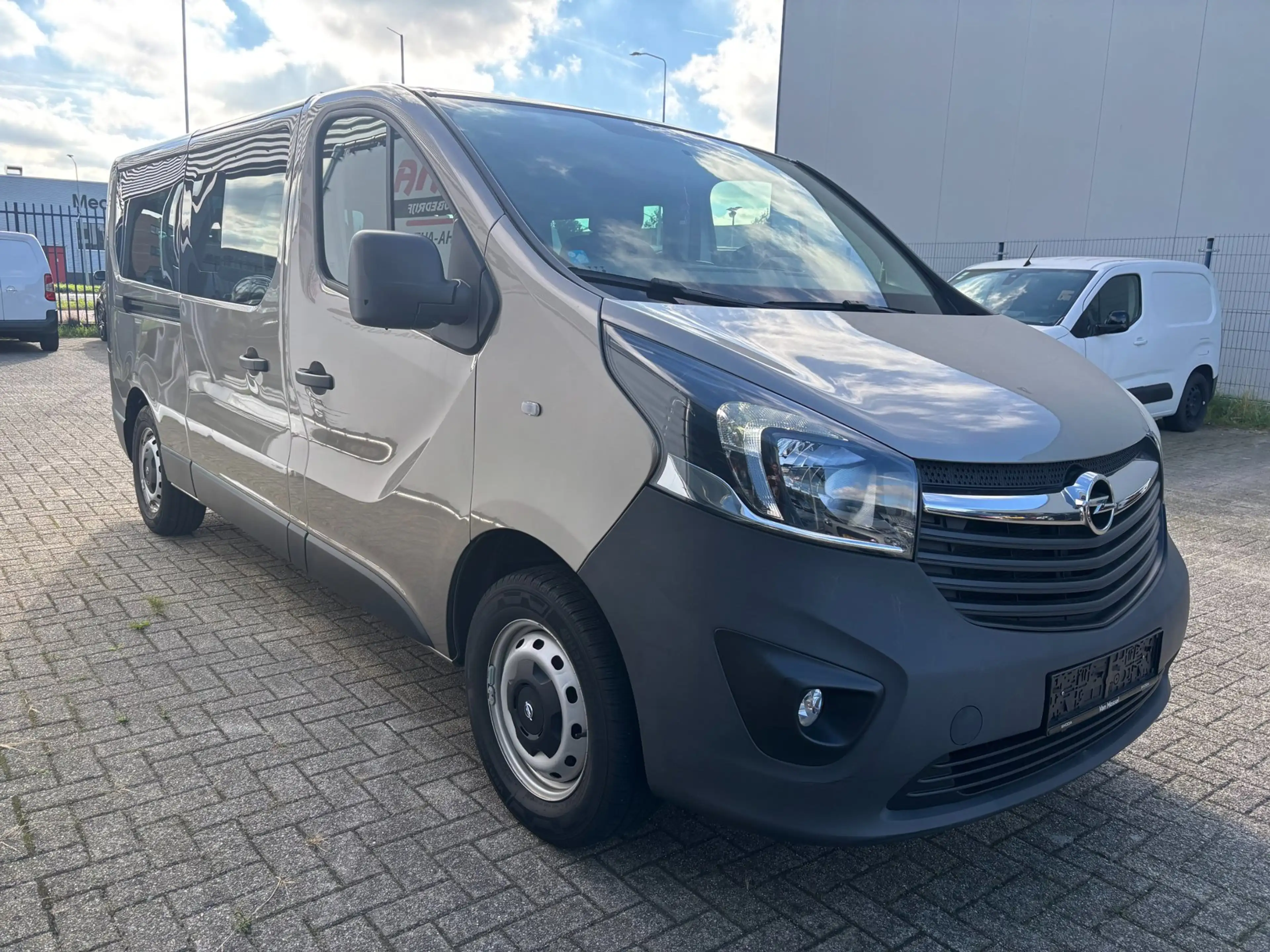 Opel Vivaro Combi 1.6 CDTI L2H1 BiTurbo ecoFLEX — photo 3