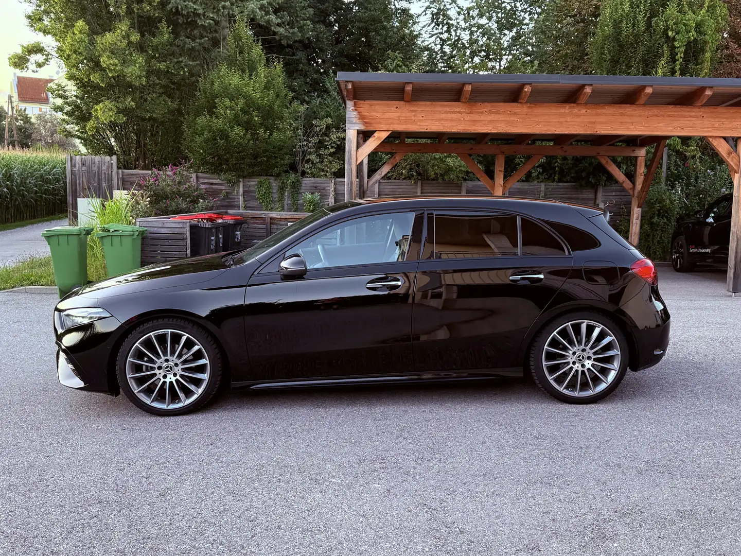 Mercedes-Benz A 180 Mercedes A180 AMG Line 2023 | LED | Navi | MBUX | Schwarz - 1