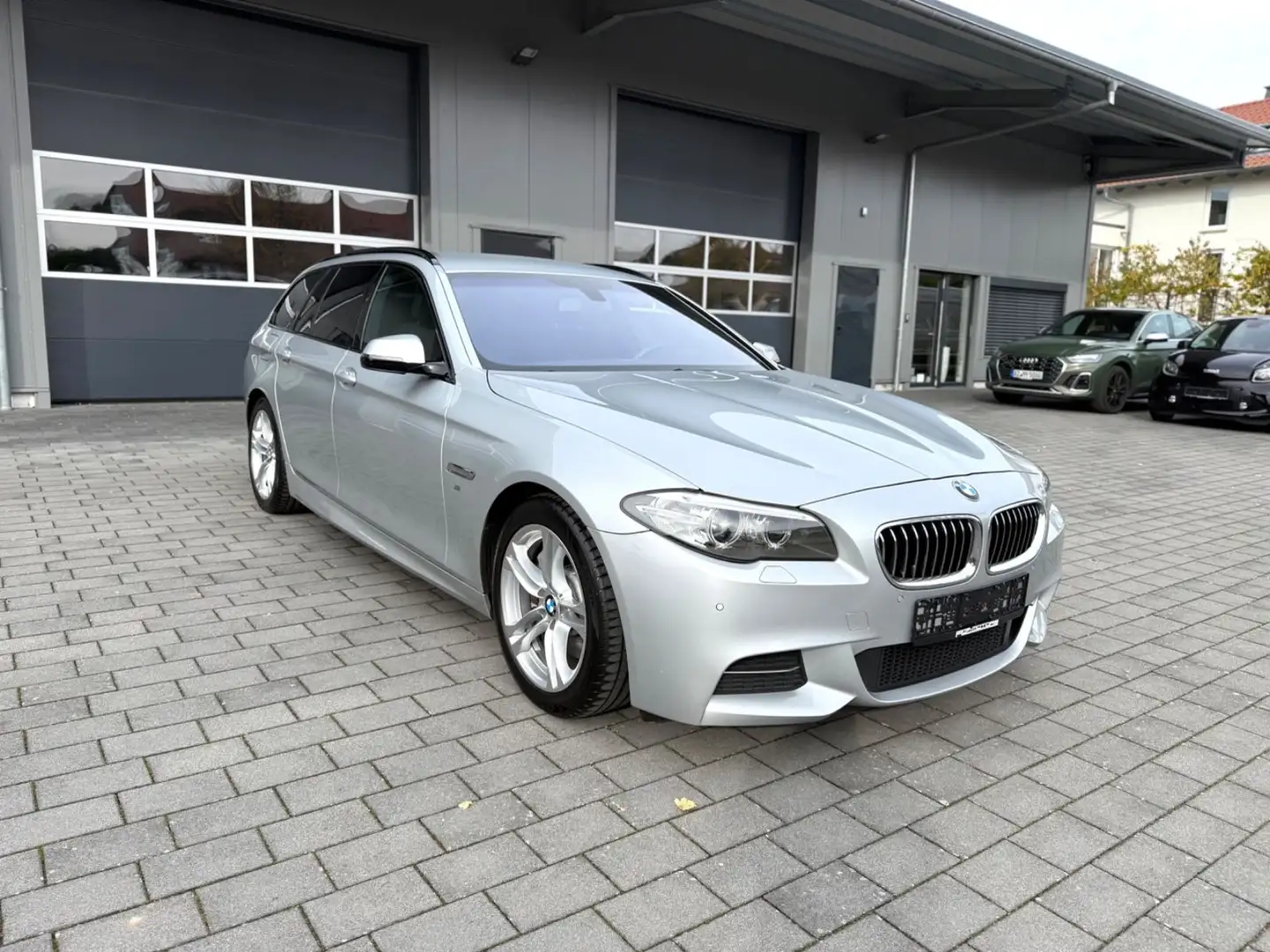 BMW 530 d Touring Autom. M-Sportpaket Silber - 2