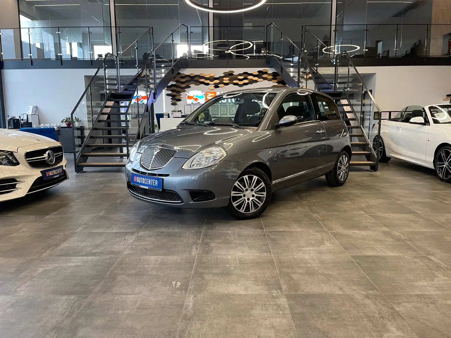 Lancia Ypsilon 1.4 8V Oro *KLIMAAUT.*2.HD*TÜV 06/2027* Grau - 1