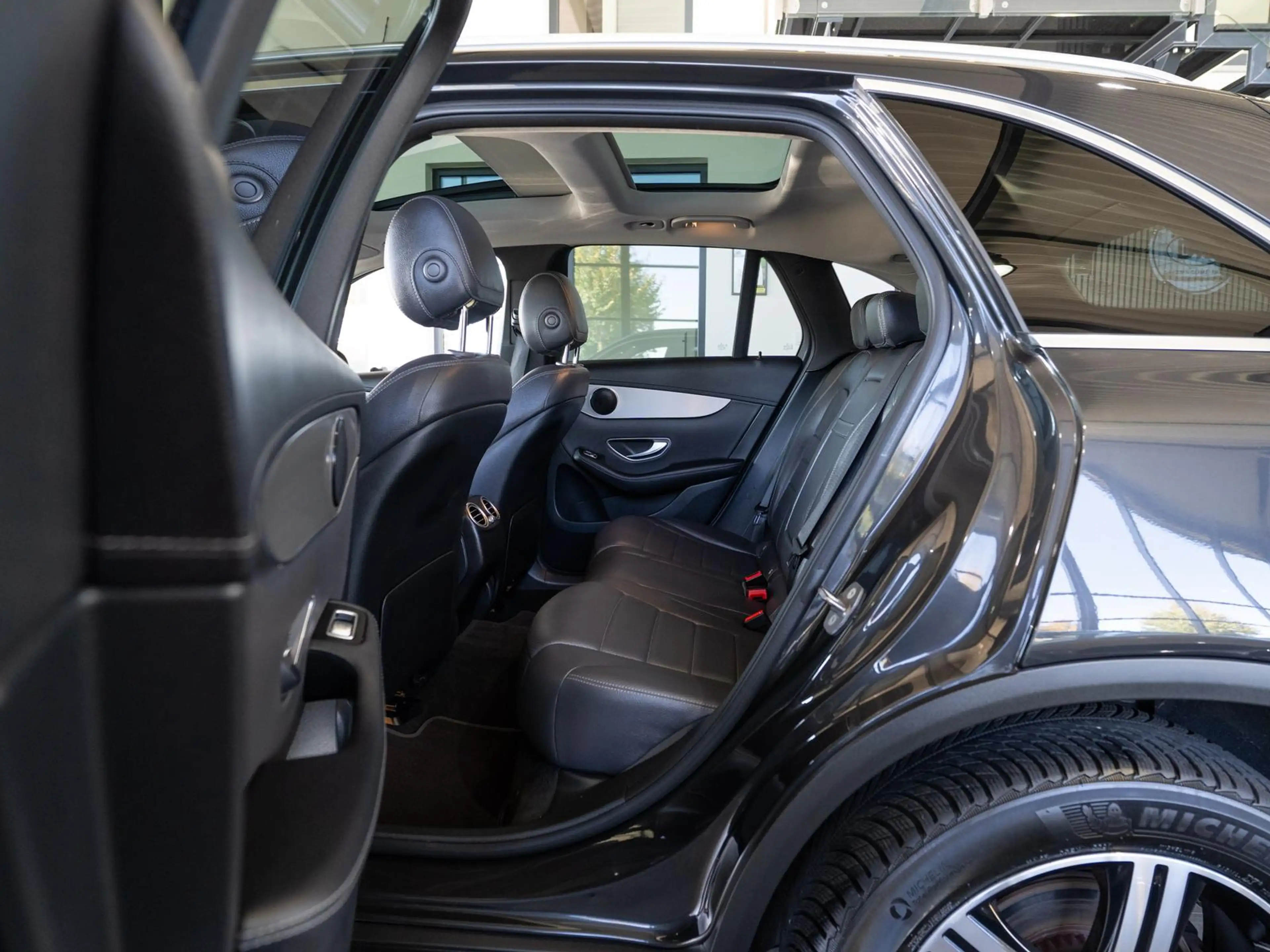 Mercedes-Benz GLC 300 e 4Matic *PANO*DISTR*AHK*MEMORY*R-KAMERA — photo 10
