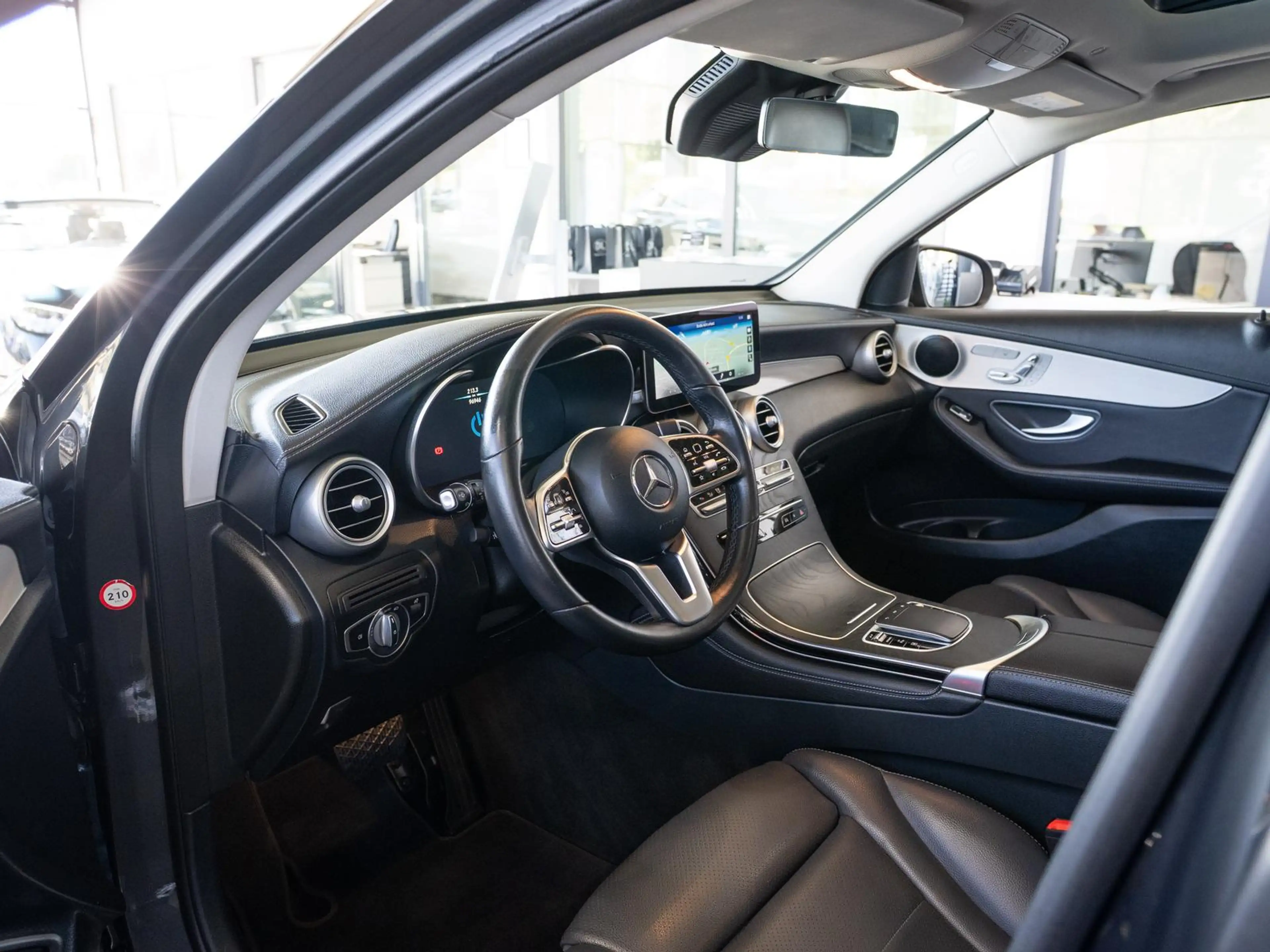 Mercedes-Benz GLC 300 e 4Matic *PANO*DISTR*AHK*MEMORY*R-KAMERA — photo 18
