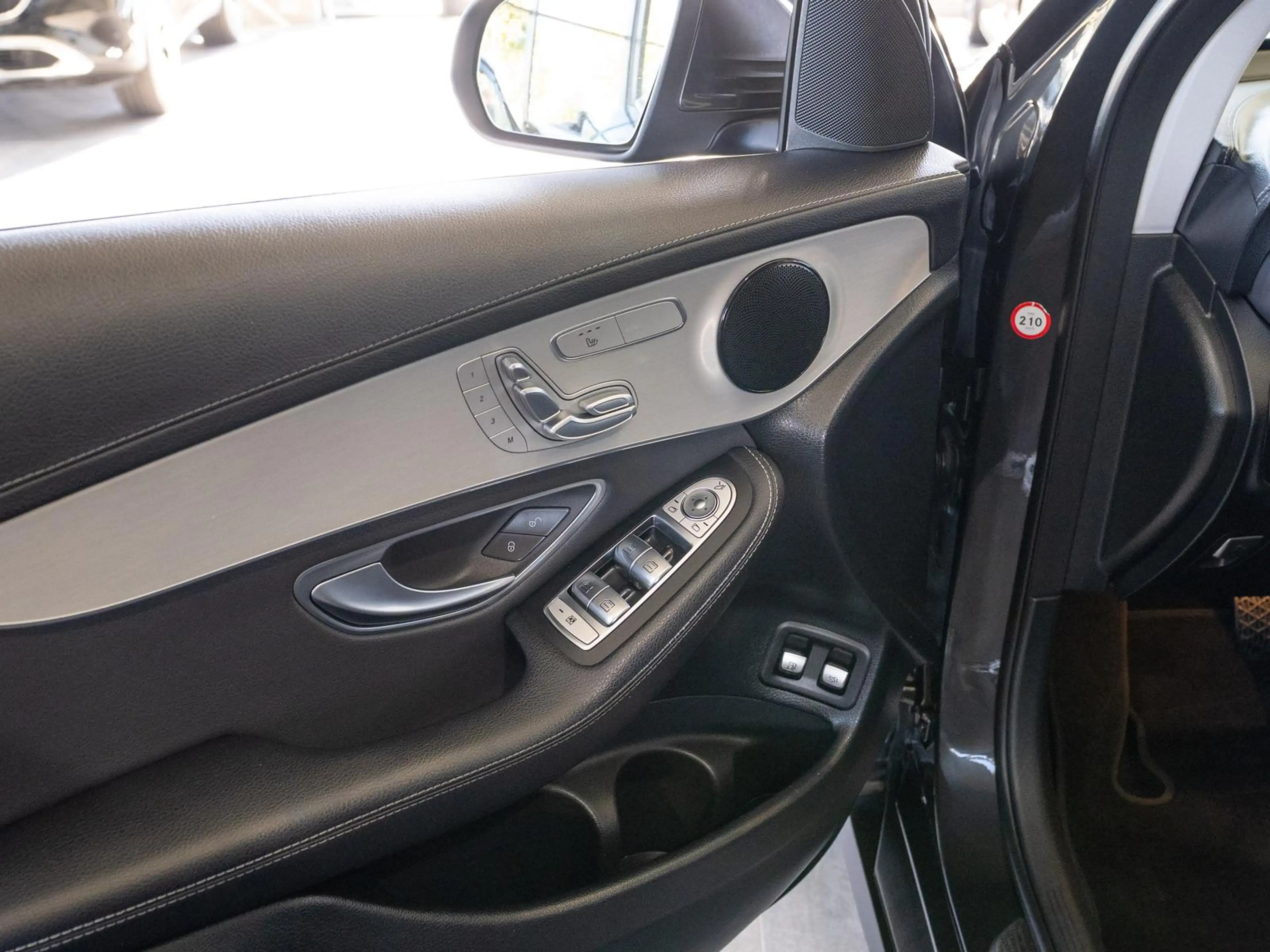 Mercedes-Benz GLC 300 e 4Matic *PANO*DISTR*AHK*MEMORY*R-KAMERA — photo 11