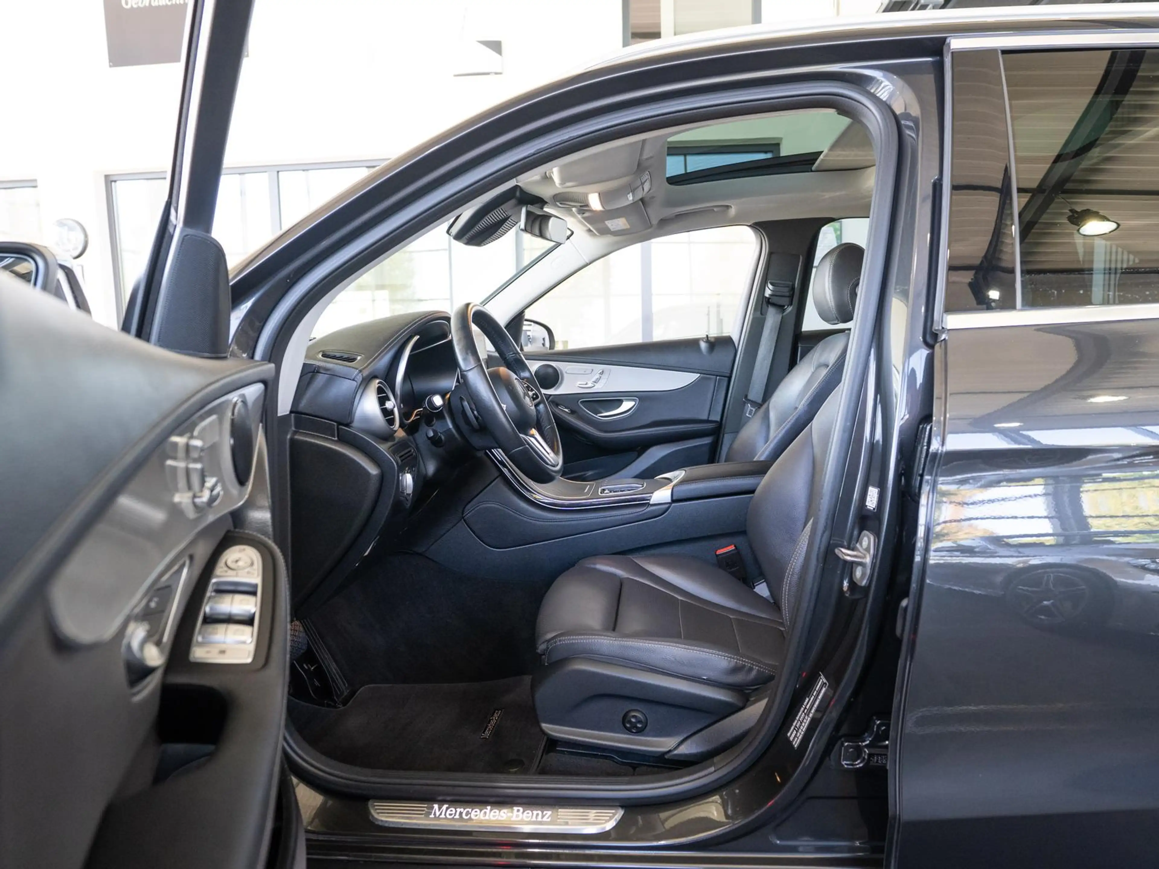 Mercedes-Benz GLC 300 e 4Matic *PANO*DISTR*AHK*MEMORY*R-KAMERA — photo 9