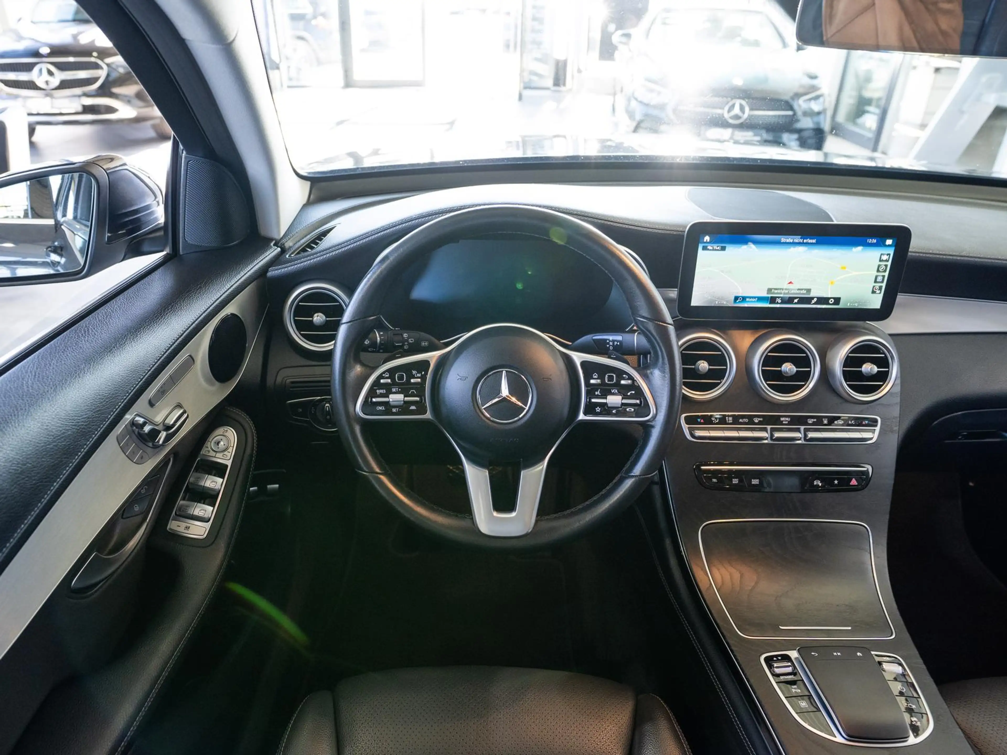 Mercedes-Benz GLC 300 e 4Matic *PANO*DISTR*AHK*MEMORY*R-KAMERA — photo 20