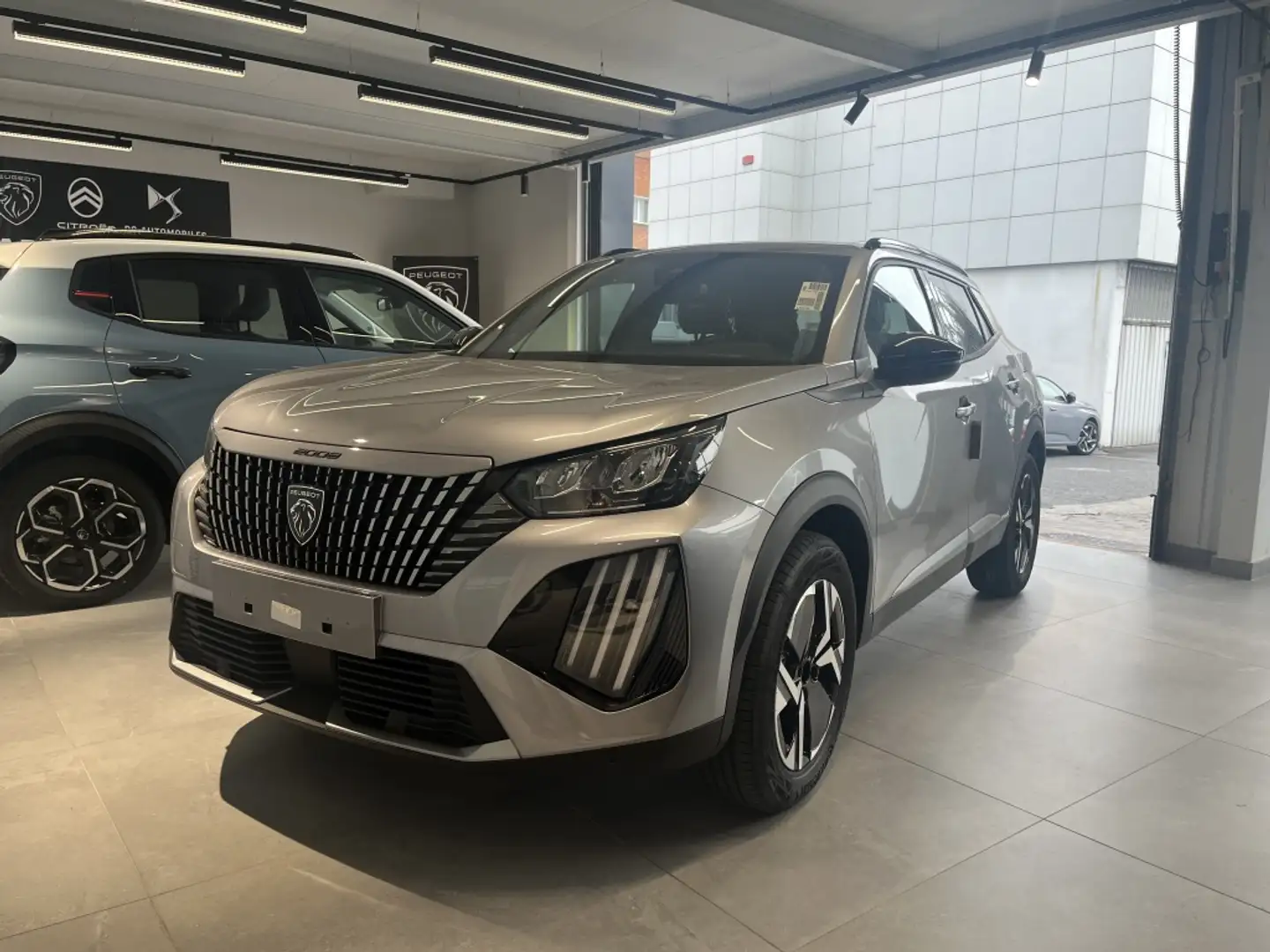 Peugeot 2008 Hybrid Allure eDCS6 145 Gris - 1
