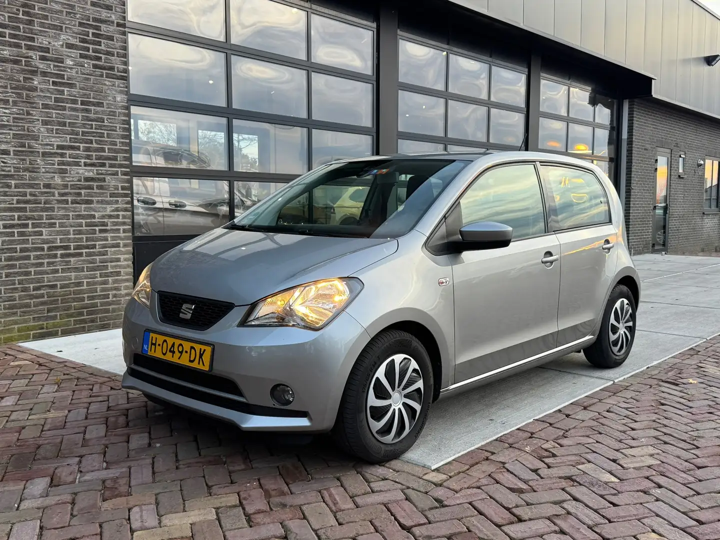 SEAT Mii 1.0 Style Intense | PDC | Radio | Airco | elektris Grijs - 1