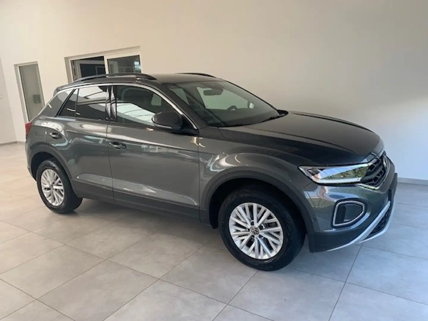 Volkswagen T-Roc 1.5 TSI Life full led app connect dap keyless go Grijs - 1
