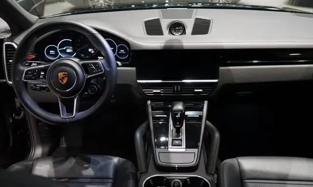 Porsche Cayenne view 9