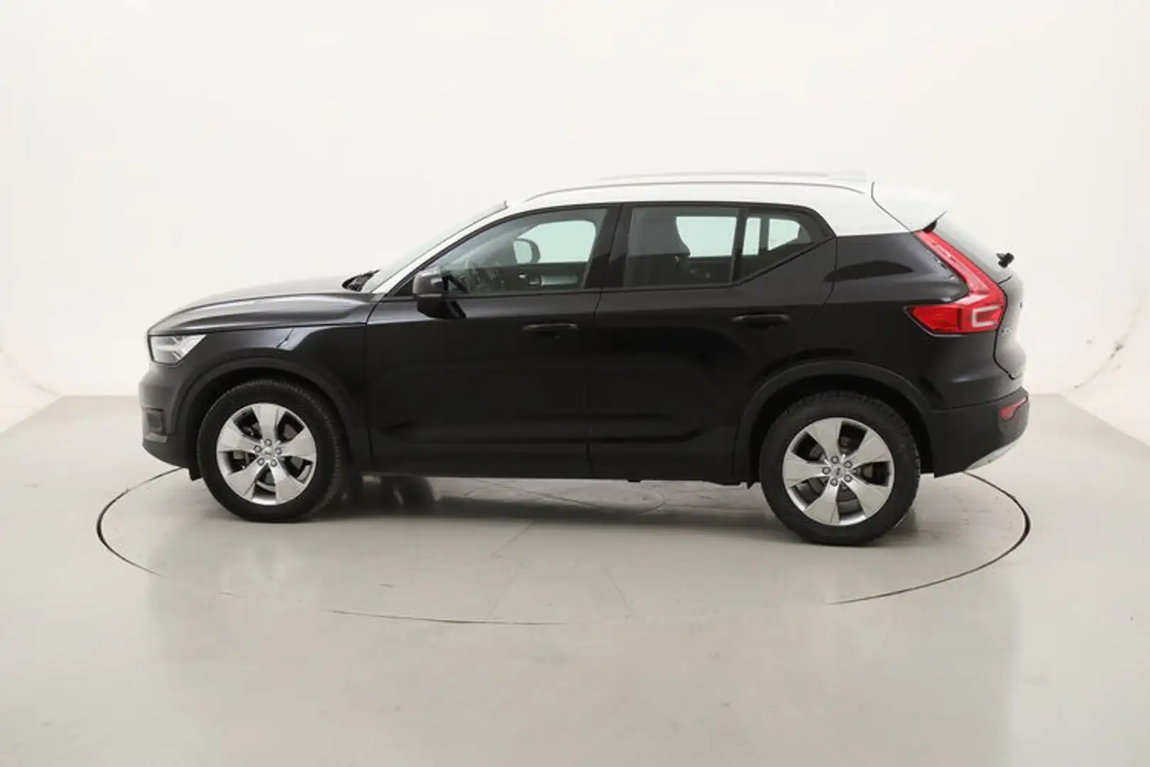 Volvo XC40 B4 Momentum Pro AWD Geartronic 2.0 Mild Hybrid Nero - 2