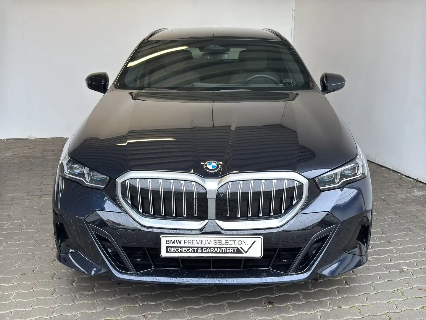 BMW 520 dA xDrive Tour. M Sport LiveCock.Standh.AHK. Schwarz - 1
