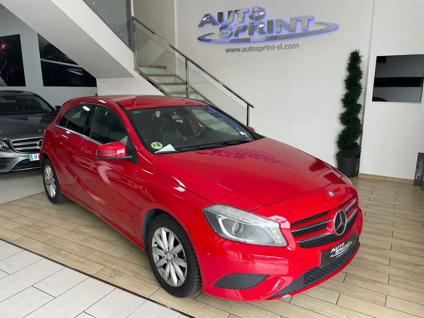 Mercedes-Benz A 180 180CDI BE Urban 7G-DCT Rouge - 1