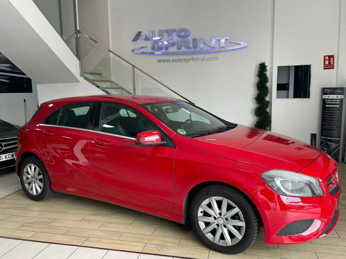 Mercedes-Benz A 180 180CDI BE Urban 7G-DCT Rouge - 2
