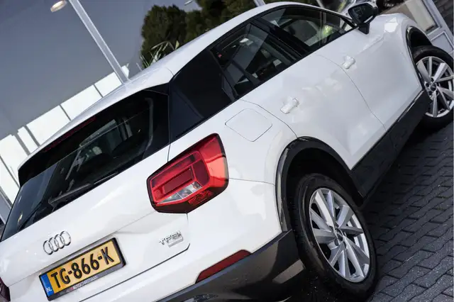 Audi Q2 view 9
