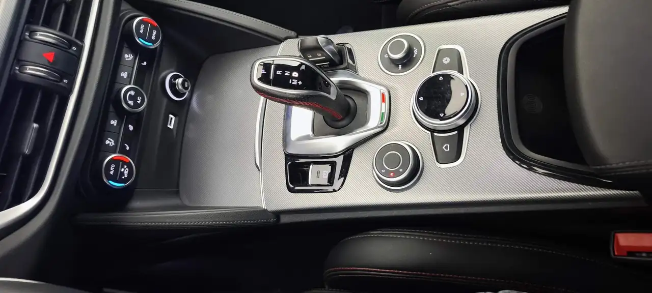 Alfa Romeo Stelvio 2023 — фото 9