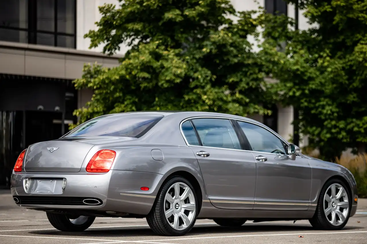 Bentley Flying Spur снимка Bentley Flying Spur